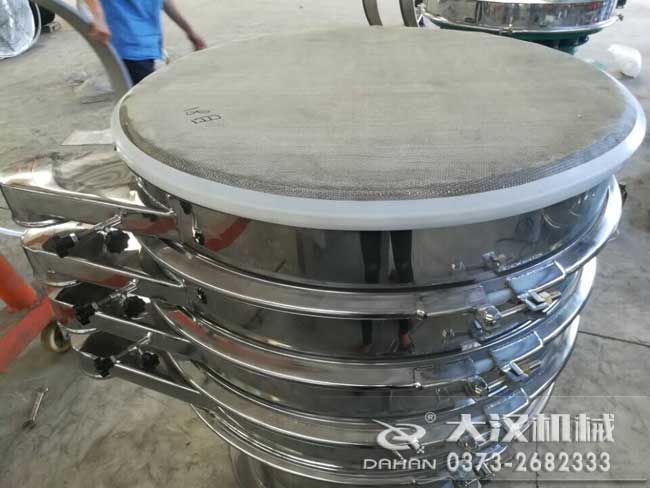 1000mm全不銹鋼振動篩細節(jié)展示 1000mm全不銹鋼振動篩細節(jié)展示
