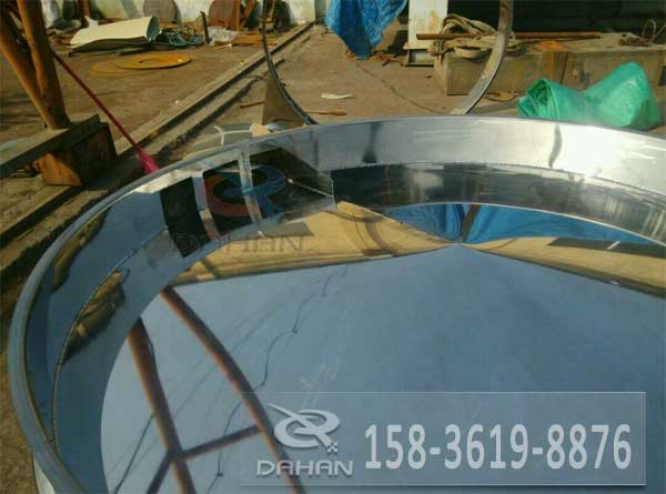 不銹鋼振動篩出料口處細節(jié)圖 不銹鋼振動篩出料口處細節(jié)圖