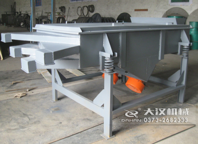  525型直線振動(dòng)篩采用碳鋼材質(zhì)，有四個(gè)出料口可同時(shí)篩出5種不同的物料等級(jí)。