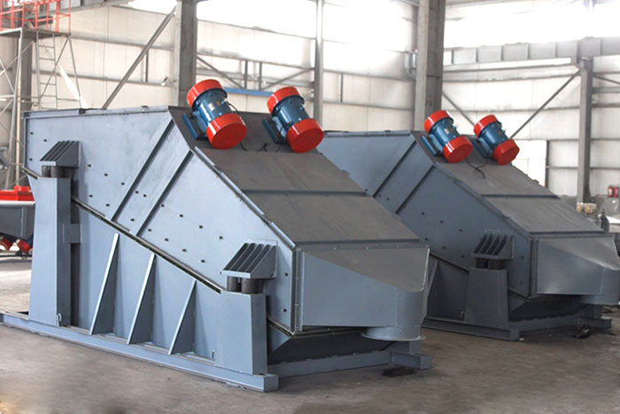 ZSG礦用振動(dòng)篩采用雙電機(jī)振動(dòng)，電機(jī)位置安裝在頂部，便于更好的傳遞振動(dòng)力。