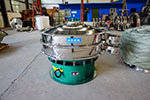 1200型三次元振動篩，產(chǎn)量可達2100kg/h。