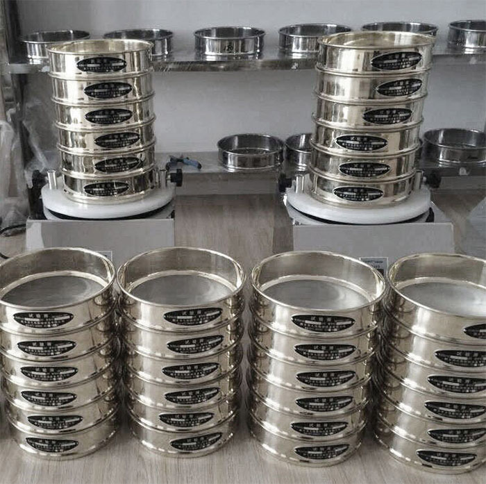 試驗(yàn)篩采用SUS403不生銹材質(zhì)，篩框壁厚0.6mm經(jīng)久耐用不變形，可耐400°高溫，可用于無機(jī)，有機(jī)溶液。